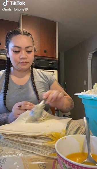 Beda dari biasanya, trik menggulung lumpia ini lebih cepat dan praktis