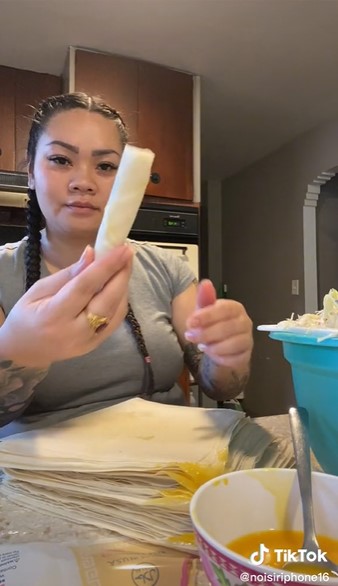 Beda dari biasanya, trik menggulung lumpia ini lebih cepat dan praktis