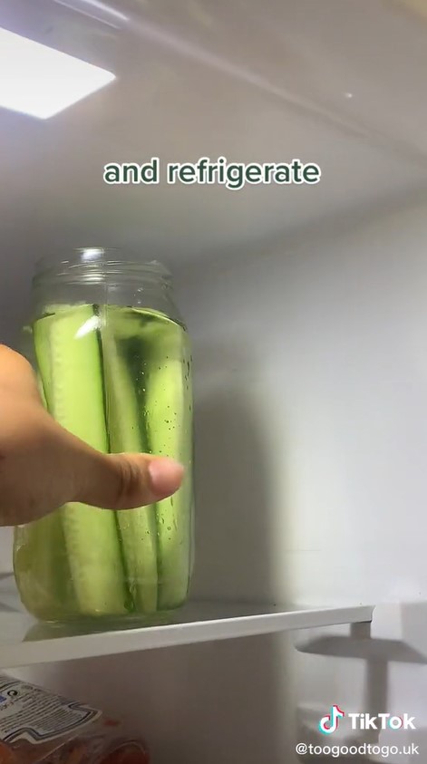 Cara simpan timun di kulkas agar tetap segar dan teksturnya renyah