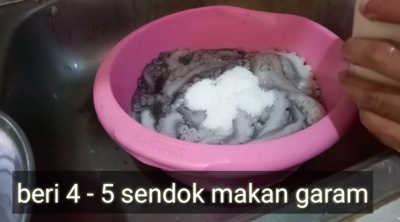 Trik simpel membersihkan gurita agar tidak alot dan amis
