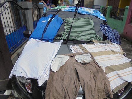 potret nyeleneh orang jemur pakaian © berbagai sumber