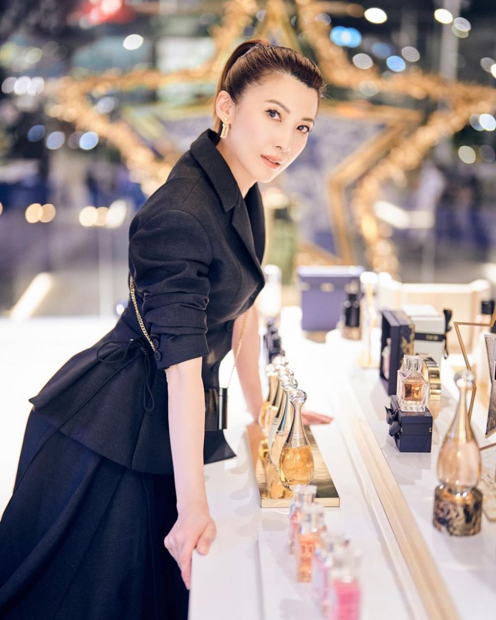Pesona 9 seleb ikuti Dior Singapura, riasan Chelsea Islan bikin salfok
