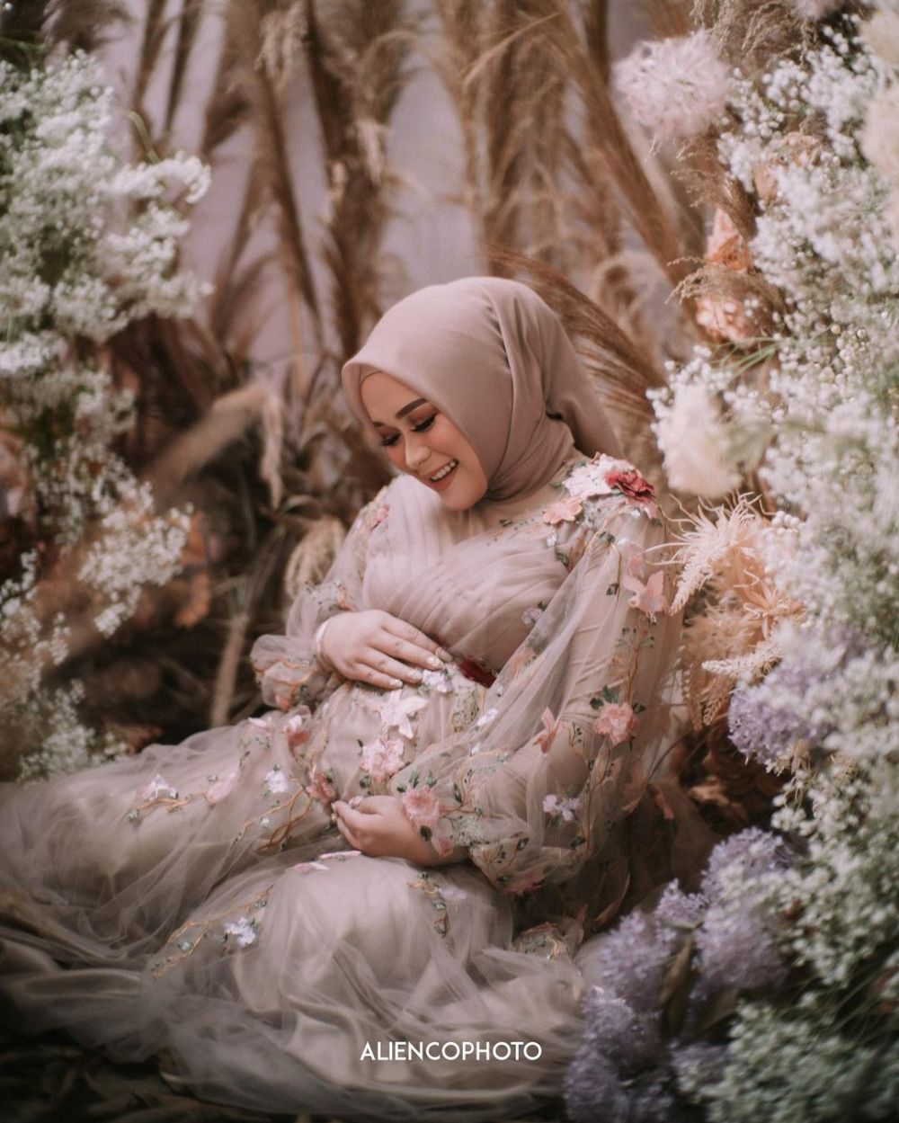 9 Gaya maternity shoot Syifa adik Ayu Ting Ting, usung tema etnik Bali