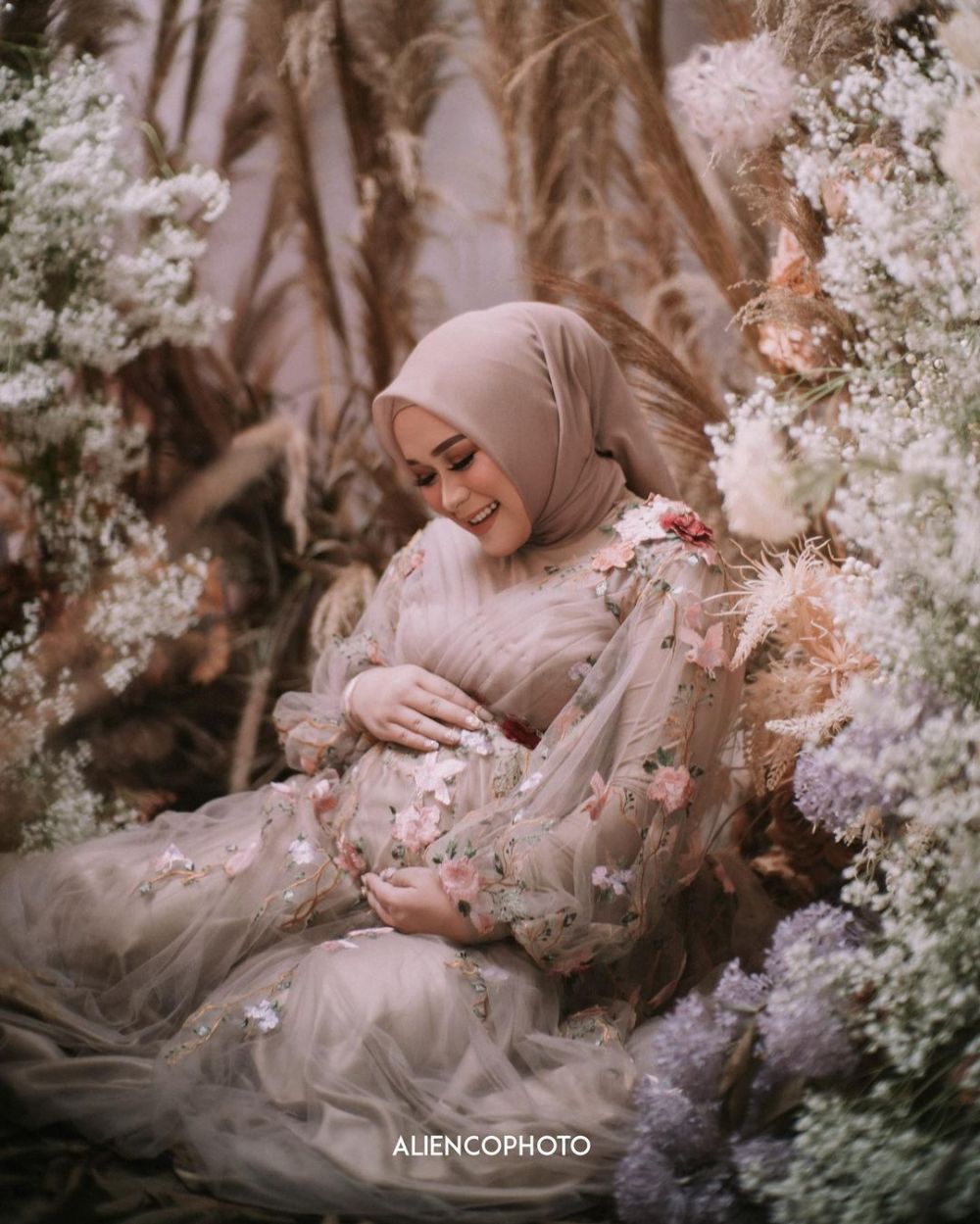 Gaya maternity shoot Syifa  © 2022 berbagai sumber Gaya maternity shoot Syifa  © 2022 berbagai sumber
