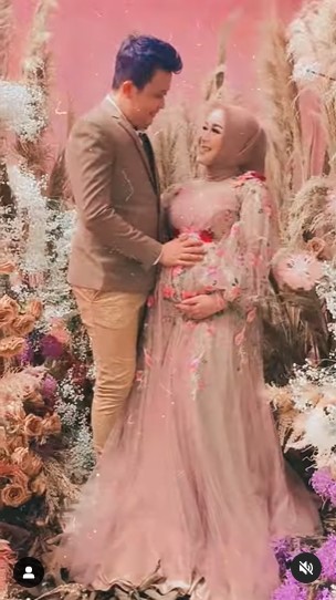 Gaya maternity shoot Syifa  © 2022 berbagai sumber Gaya maternity shoot Syifa  © 2022 berbagai sumber