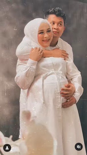 Gaya maternity shoot Syifa  © 2022 berbagai sumber