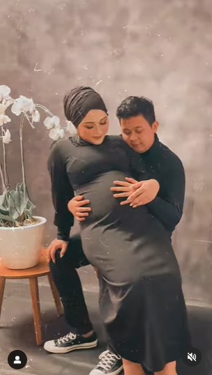 Gaya maternity shoot Syifa  © 2022 berbagai sumber