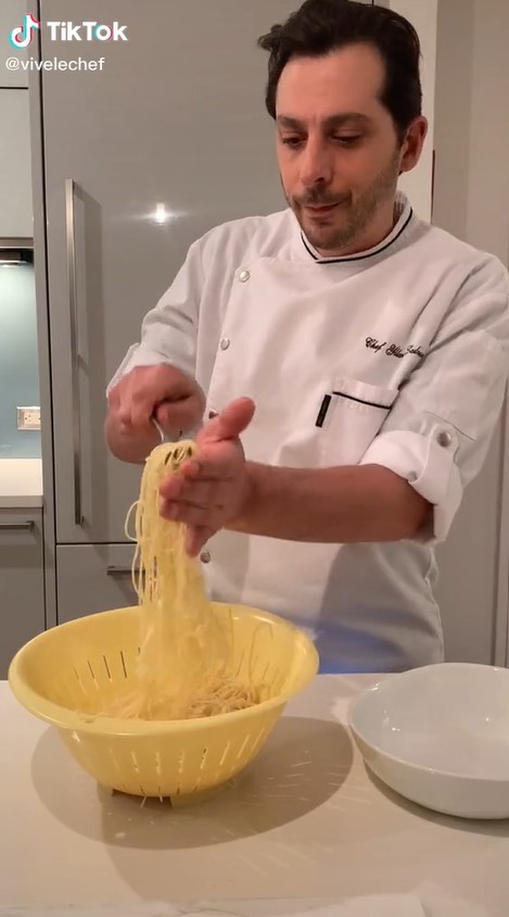 Mudah ditiru, begini trik mudah plating spageti ala restoran
