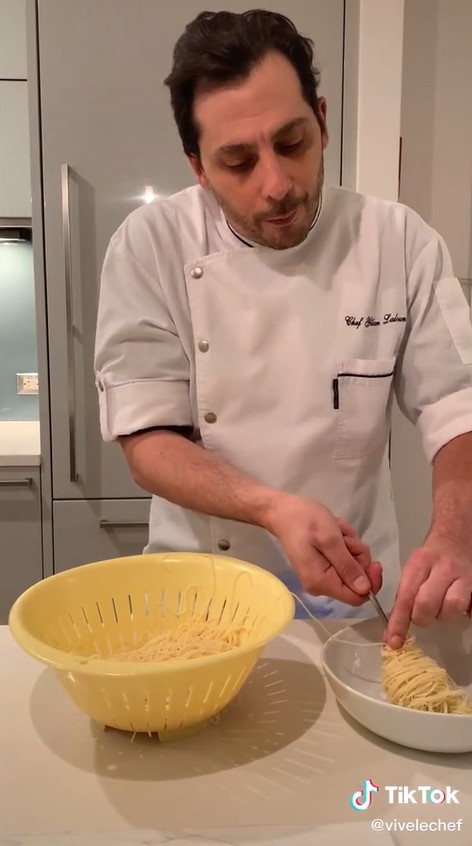 Mudah ditiru, begini trik mudah plating spageti ala restoran