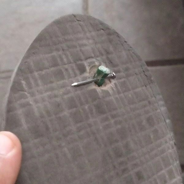 orang benerin sendal jepit idenya nyeleneh © berbagai sumber