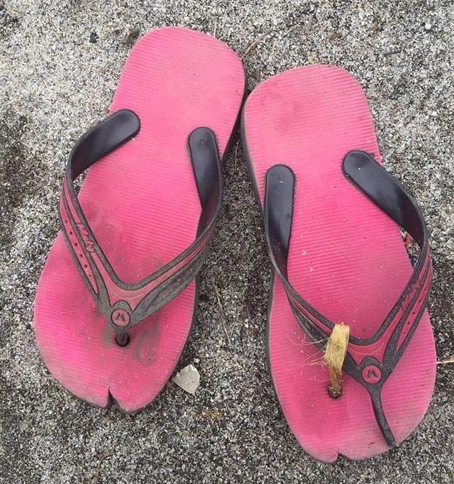 orang benerin sendal jepit idenya nyeleneh © berbagai sumber