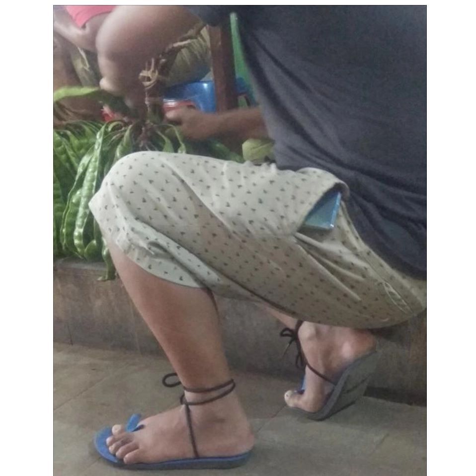 orang benerin sendal jepit idenya nyeleneh © berbagai sumber orang benerin sendal jepit idenya nyeleneh © berbagai sumber