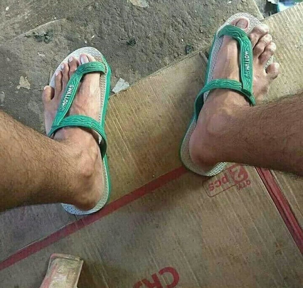 orang benerin sendal jepit idenya nyeleneh © berbagai sumber orang benerin sendal jepit idenya nyeleneh © berbagai sumber