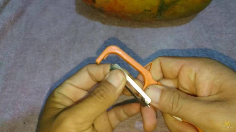 Cara jitu mengasah mata pisau pengupas buah agar tajam kembali