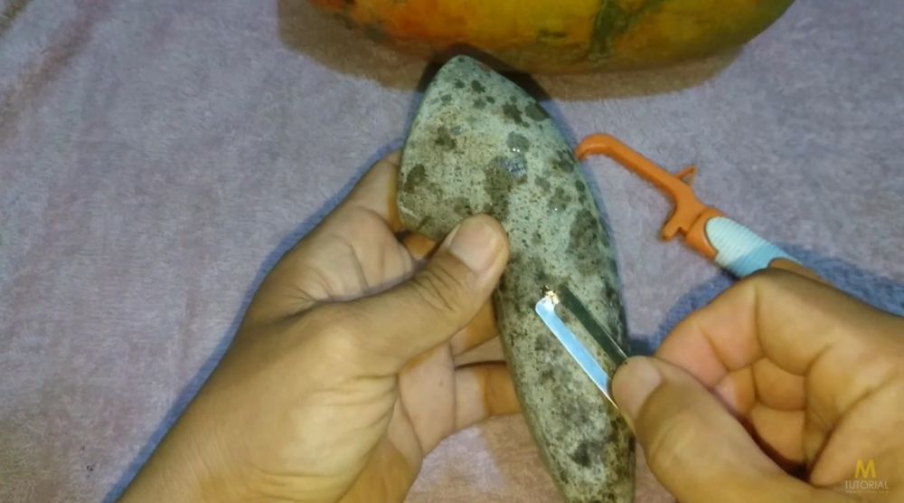 Cara jitu mengasah mata pisau pengupas buah agar tajam kembali