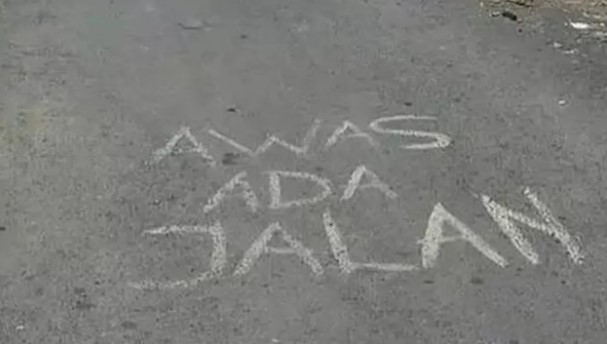 Tulisan pemberitahuan di jalan © 2022 berbagai sumber