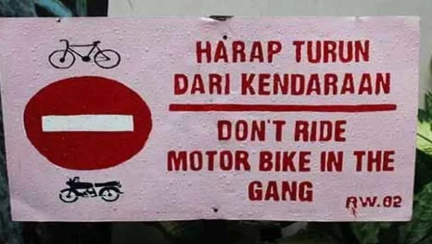 Tulisan pemberitahuan di jalan © 2022 berbagai sumber