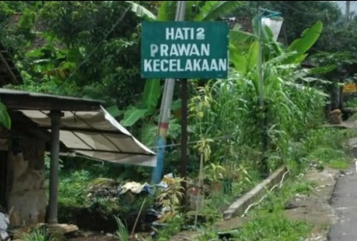 Tulisan pemberitahuan di jalan © 2022 berbagai sumber