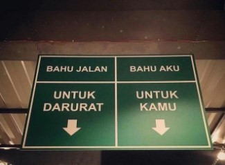 Tulisan pemberitahuan di jalan © 2022 berbagai sumber