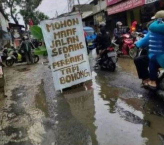 Tulisan pemberitahuan di jalan © 2022 berbagai sumber