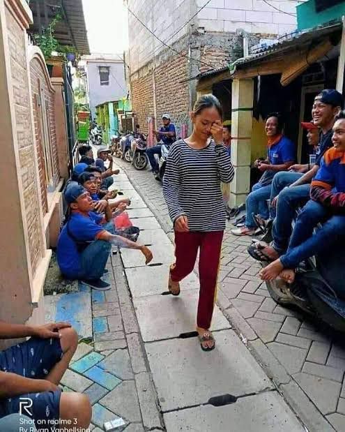 orang kalau terjebak di momen canggung © berbagai sumber orang kalau terjebak di momen canggung © berbagai sumber