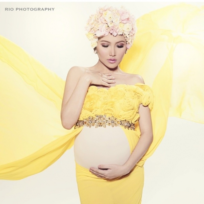 Maternity shoot 4 tema, ini 9 beda gaya Syifa dan Ayu Ting Ting