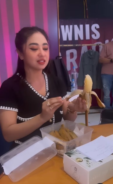 9 Pola makan Dewi Perssik, jaga tubuh langsing dan perut nggak buncit