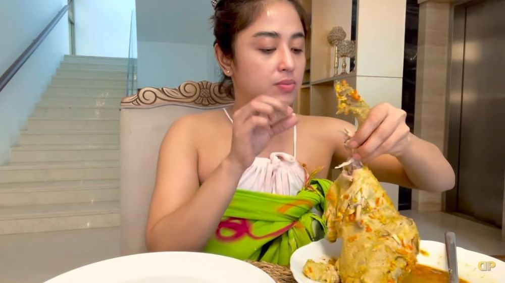 9 Pola makan Dewi Perssik, jaga tubuh langsing dan perut nggak buncit