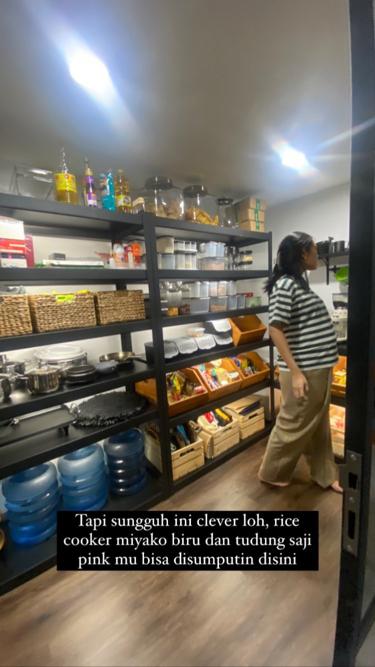 7 Cara Alika Islamadina merapikan rak dapur ini enak dipandang