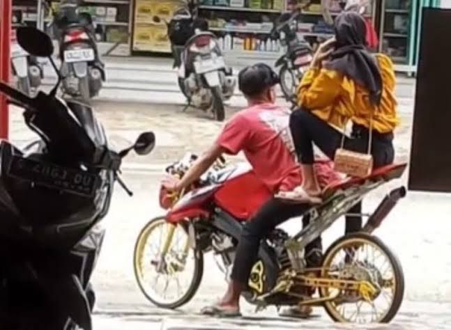 aksi cewek waktu dibonceng motor kocak © berbagai sumber