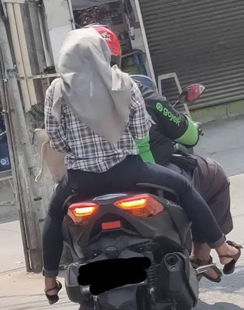 aksi cewek waktu dibonceng motor kocak © berbagai sumber