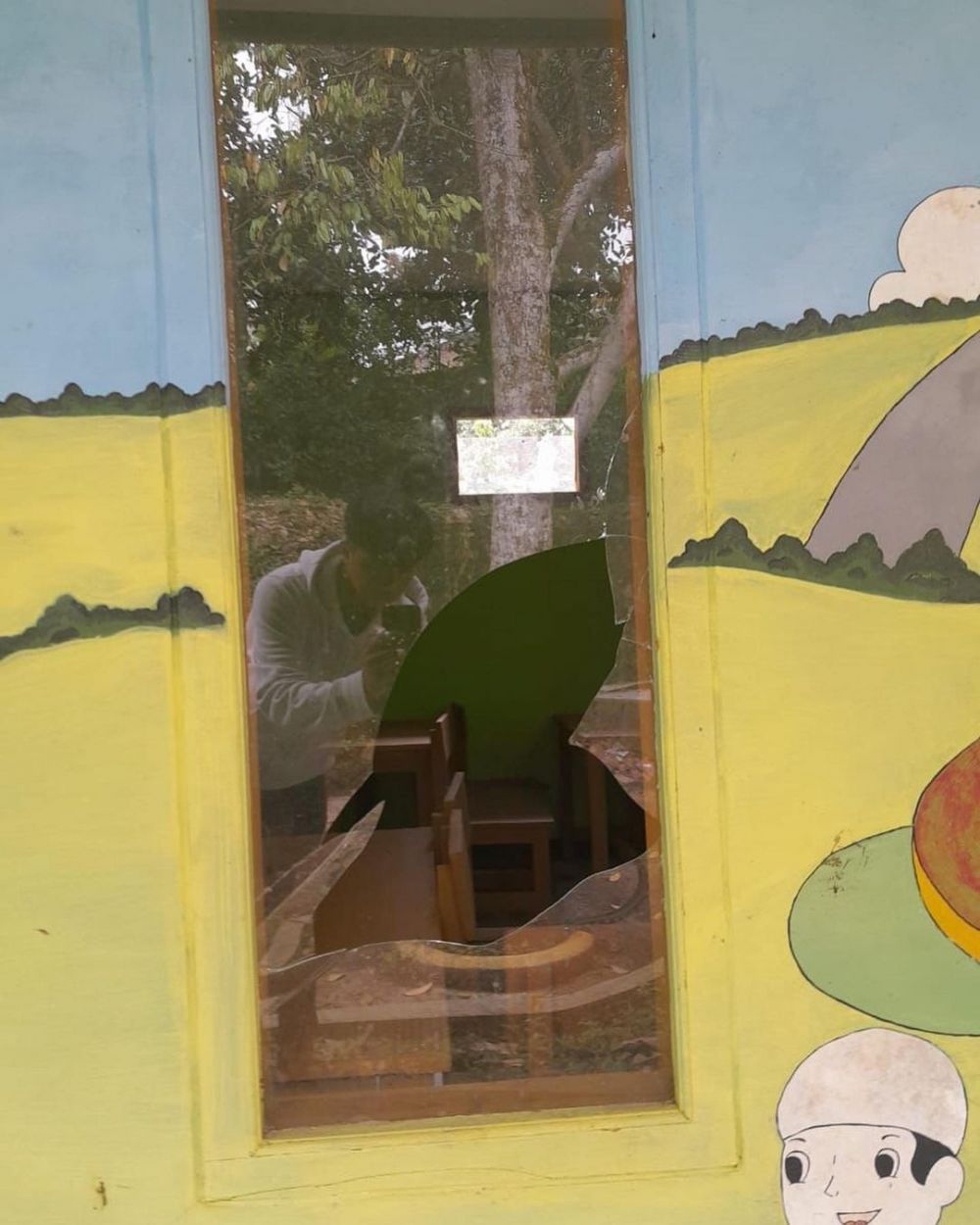 7 Potret taman pendidikan Sarwendah rusak, kaca pecah dilempar batu