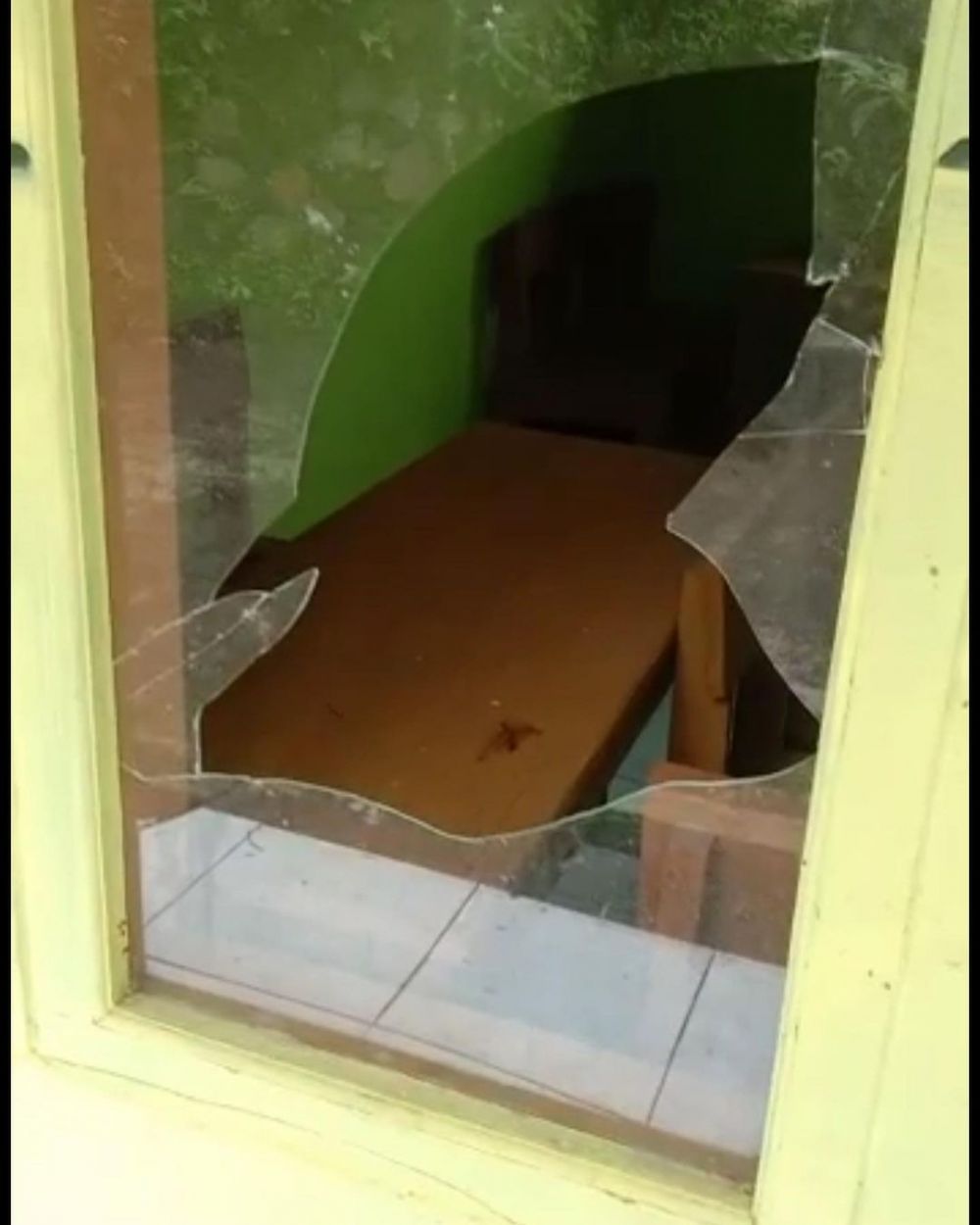 7 Potret taman pendidikan Sarwendah rusak, kaca pecah dilempar batu