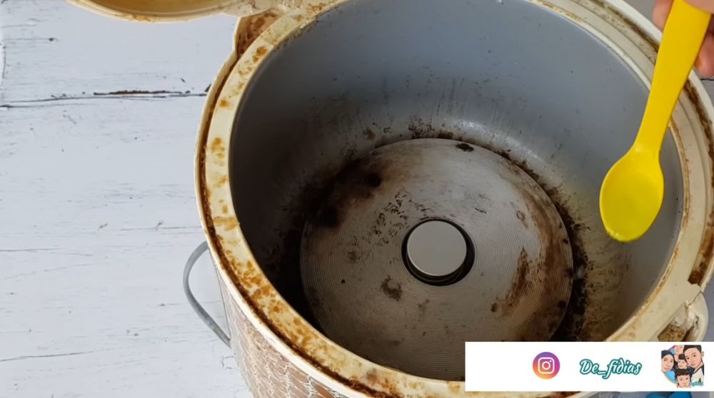 Cara bersihkan kerak bagian dalam rice cooker, kinclong seperti baru