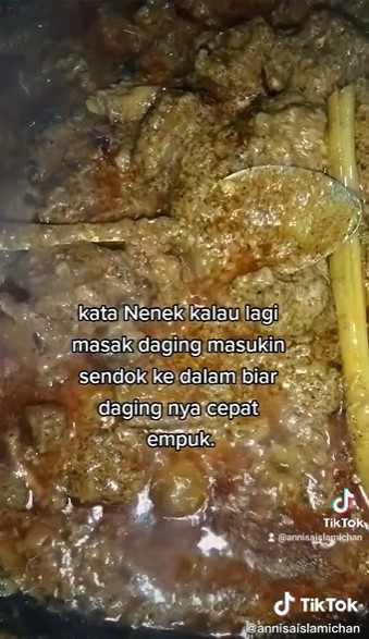 Mengempukkan daging pakai sendok, aman atau tidak?