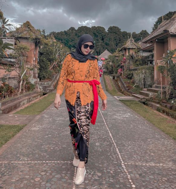 Gaya asisten seleb pakai baju adat © 2022 berbagai sumber