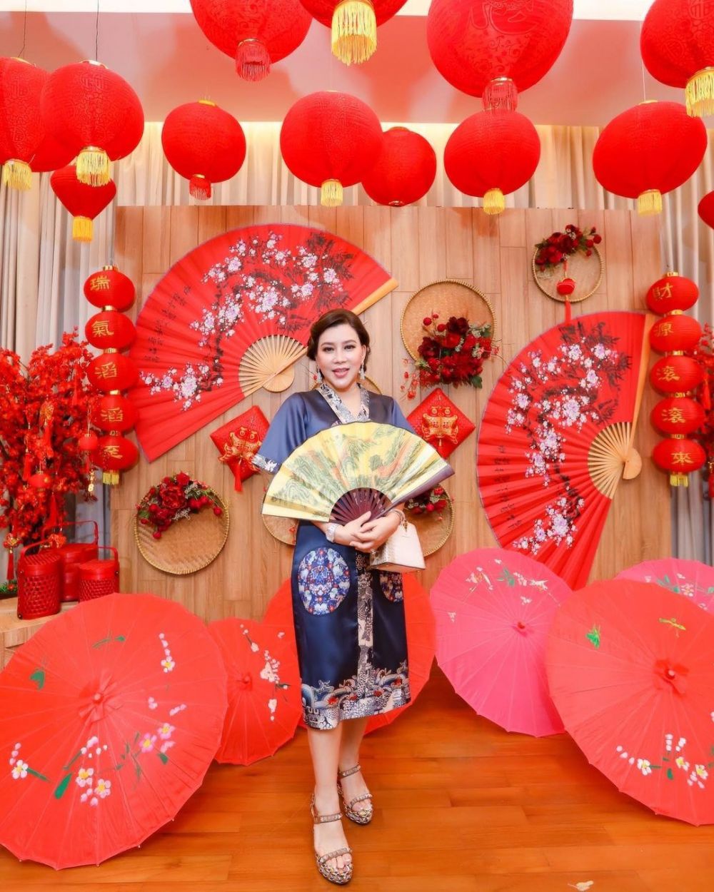 Gaya asisten seleb pakai baju adat © 2022 berbagai sumber