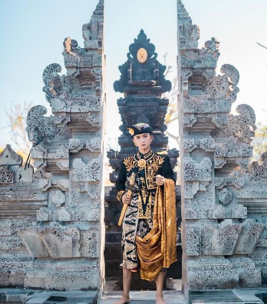 Gaya asisten seleb pakai baju adat © 2022 berbagai sumber Gaya asisten seleb pakai baju adat © 2022 berbagai sumber