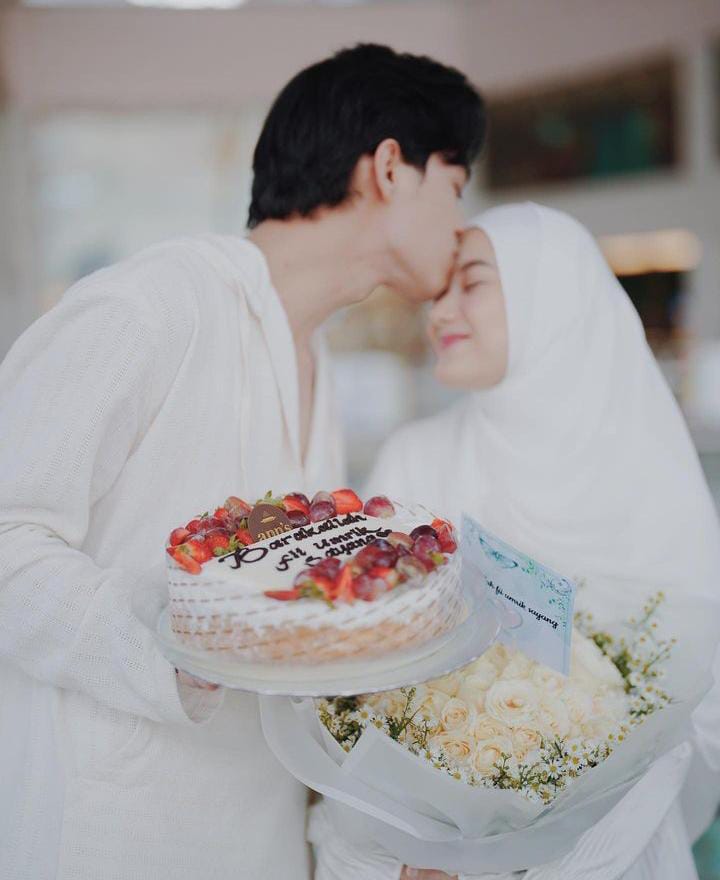 Hadiahi tas Hermes, 9 momen Rey Mbayang beri kejutan ultah Dinda Hauw berbagai sumber Hadiahi tas Hermes, 9 momen Rey Mbayang beri kejutan ultah Dinda Hauw berbagai sumber