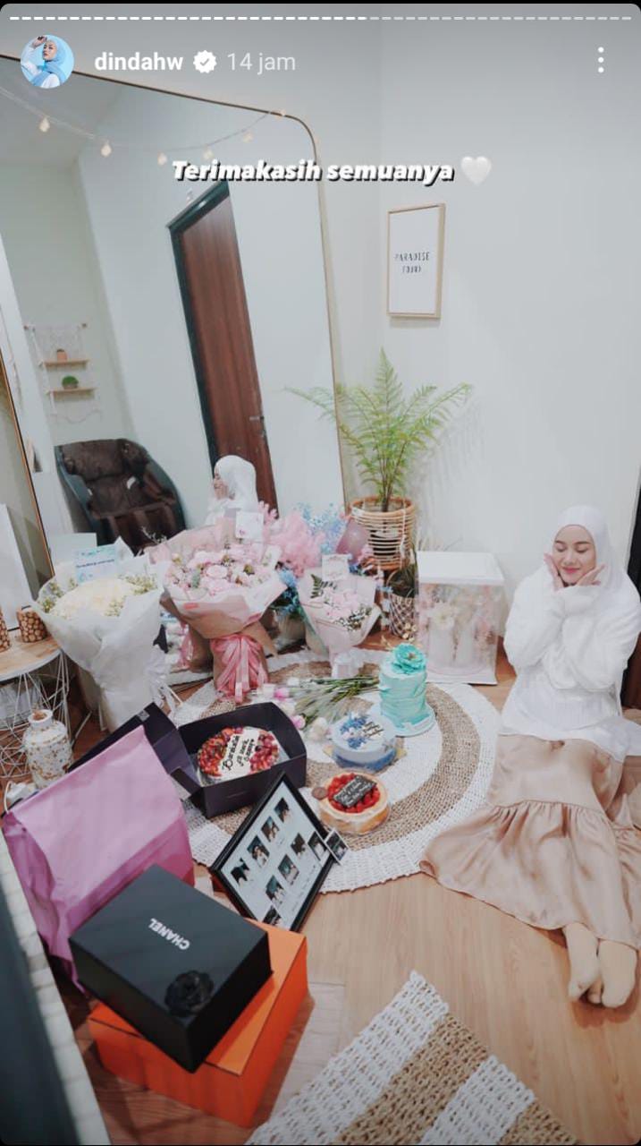 Hadiahi tas Hermes, 9 momen Rey Mbayang beri kejutan ultah Dinda Hauw berbagai sumber Hadiahi tas Hermes, 9 momen Rey Mbayang beri kejutan ultah Dinda Hauw berbagai sumber