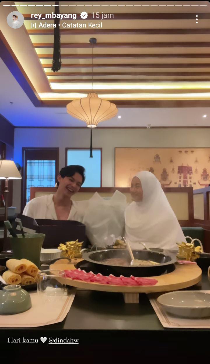 Hadiahi tas Hermes, 9 momen Rey Mbayang beri kejutan ultah Dinda Hauw berbagai sumber Hadiahi tas Hermes, 9 momen Rey Mbayang beri kejutan ultah Dinda Hauw berbagai sumber