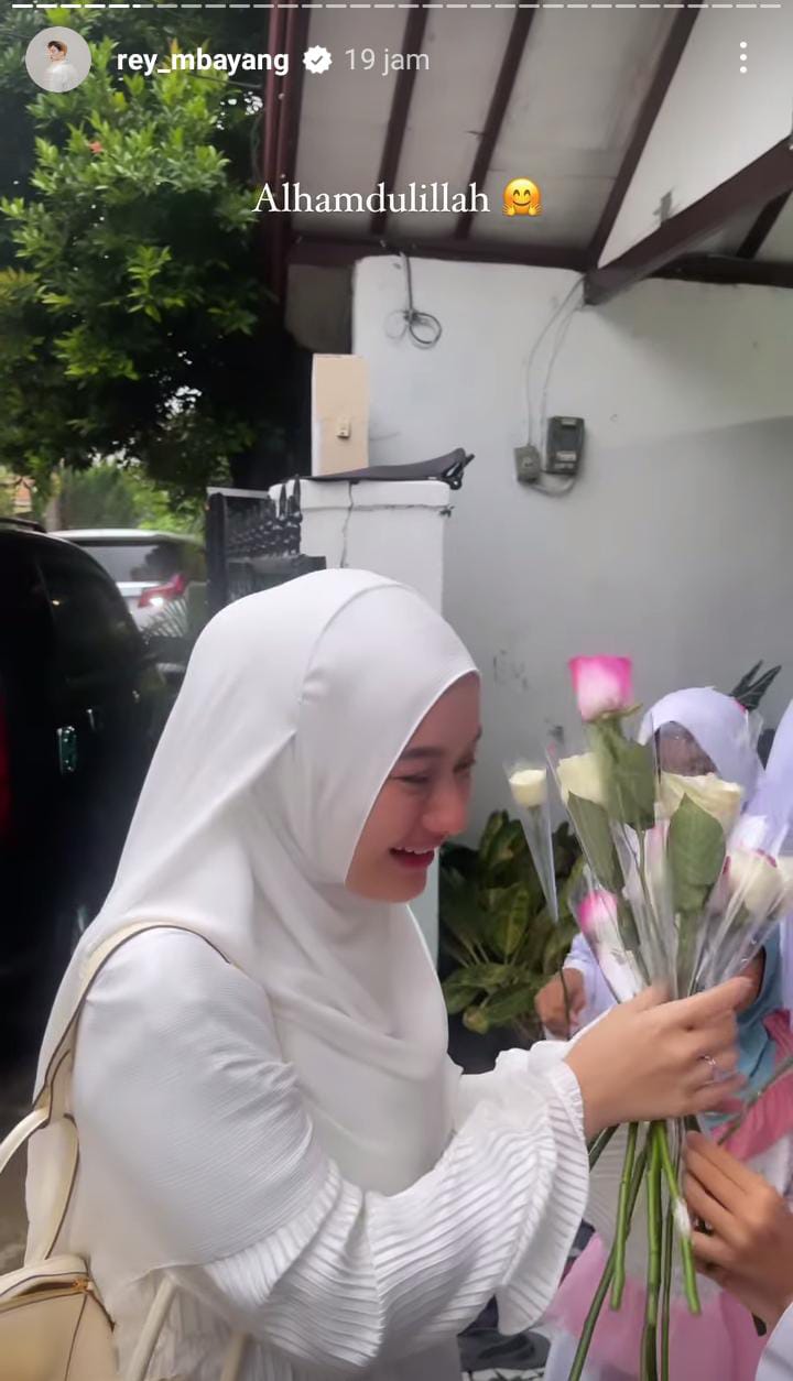 Hadiahi tas Hermes, 9 momen Rey Mbayang beri kejutan ultah Dinda Hauw berbagai sumber Hadiahi tas Hermes, 9 momen Rey Mbayang beri kejutan ultah Dinda Hauw berbagai sumber