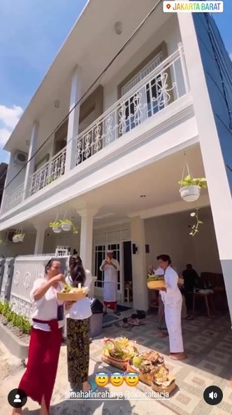 Momen Mahalini syukuran rumah baru © 2022 brilio.net