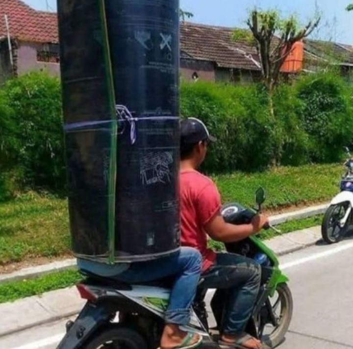 Kelakuan nyeleneh bapak-bapak Berbagai sumber Kelakuan nyeleneh bapak-bapak Berbagai sumber