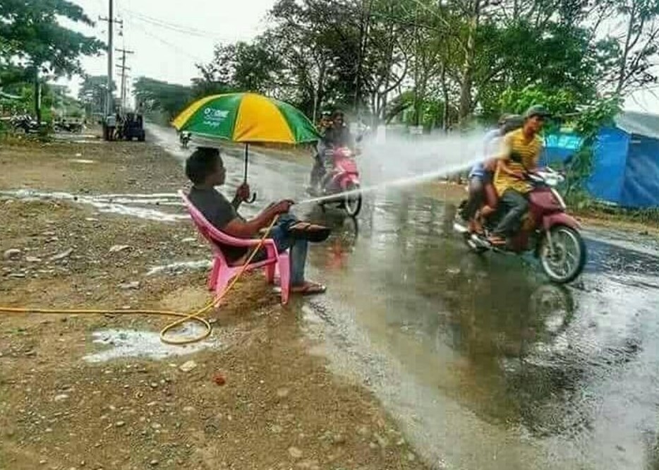 Kelakuan nyeleneh bapak-bapak Berbagai sumber Kelakuan nyeleneh bapak-bapak Berbagai sumber