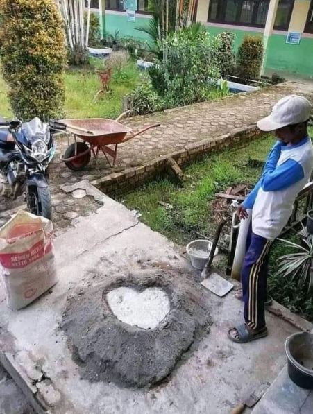 Aksi nyeleneh kuli bangunan saat lagi santai © 2022 berbagai sumber