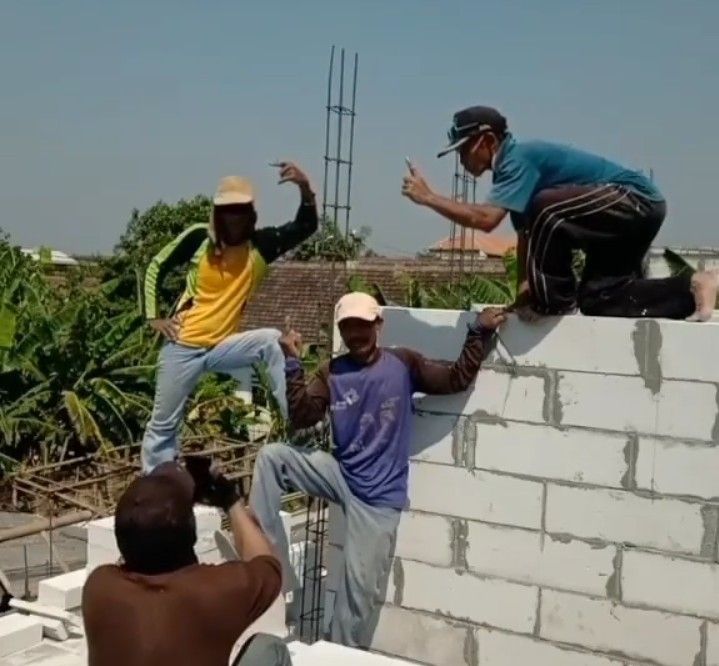 Aksi nyeleneh kuli bangunan saat lagi santai © 2022 berbagai sumber