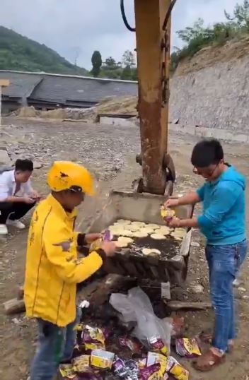 Aksi nyeleneh kuli bangunan saat lagi santai © 2022 berbagai sumber