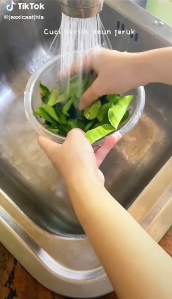 Tanpa freezer, ini trik simpan daun jeruk tetap wangi dan nggak kering