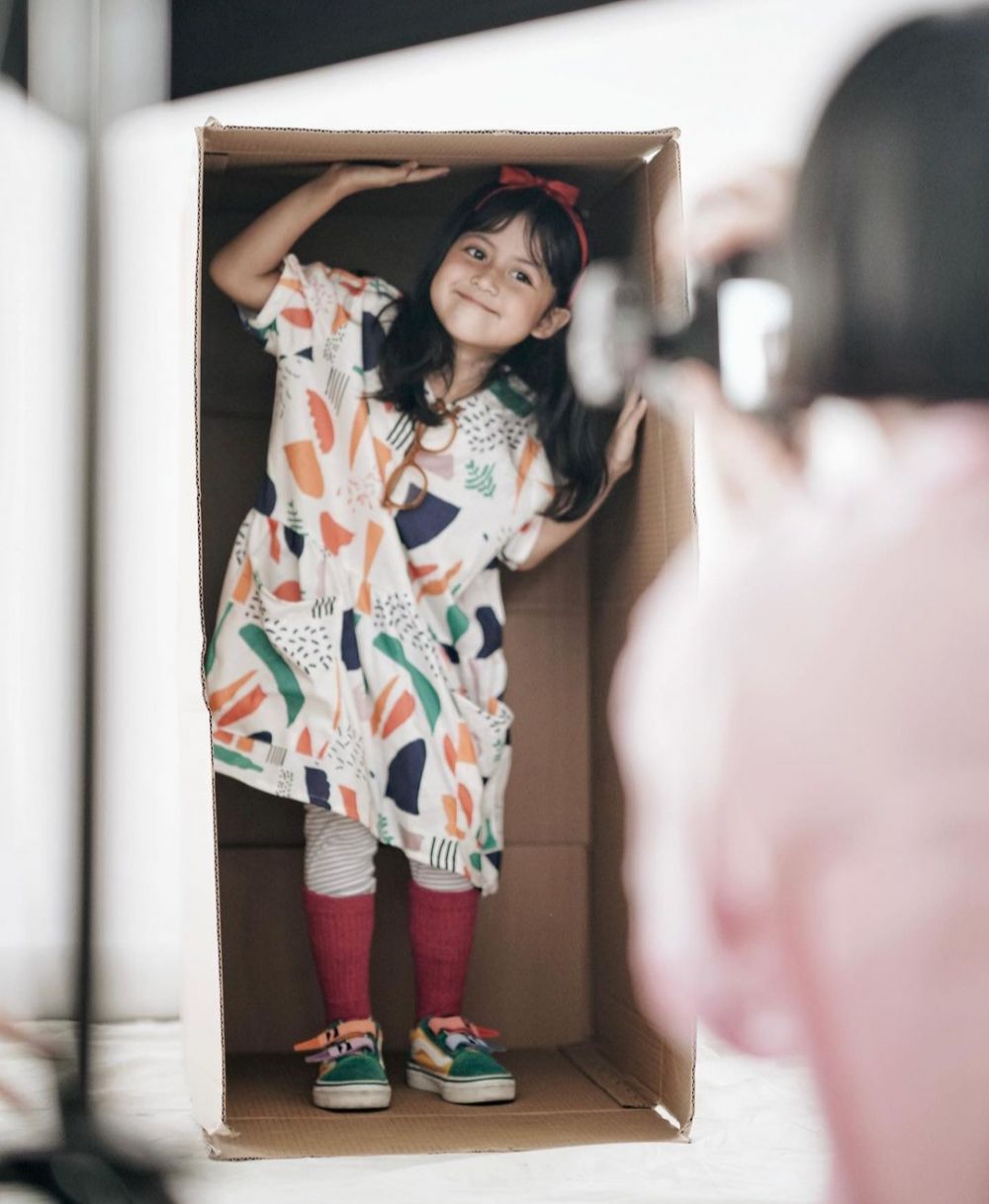 Larang ayah foto berdua bareng cewek, ini 11 potret Miskha anak Desta berbagai sumber